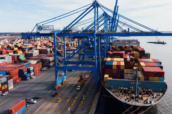 marcatura CE macchine importate immagine di porto con nave container che scarica merce